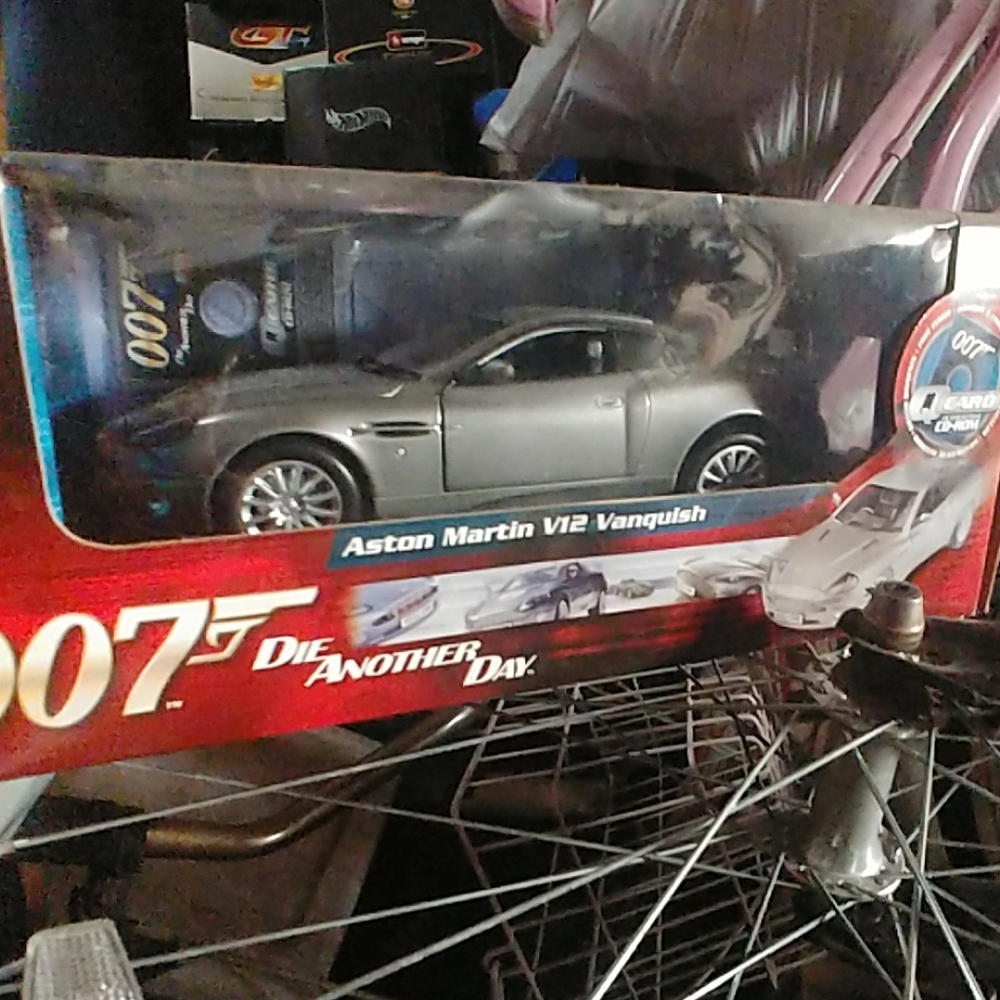 1/18 Ertl James Bond Aston Martin Vanquish from Di
